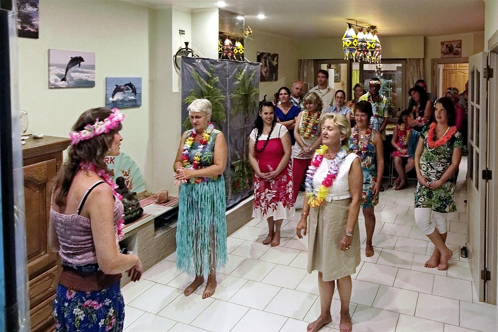 HawaiiParty (87).jpg - Tijd om de beentjes te strekken ... met dank aan Nanda voor de fantastische Hula-workshop